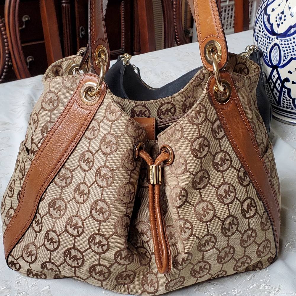 Michael Kor tan purse